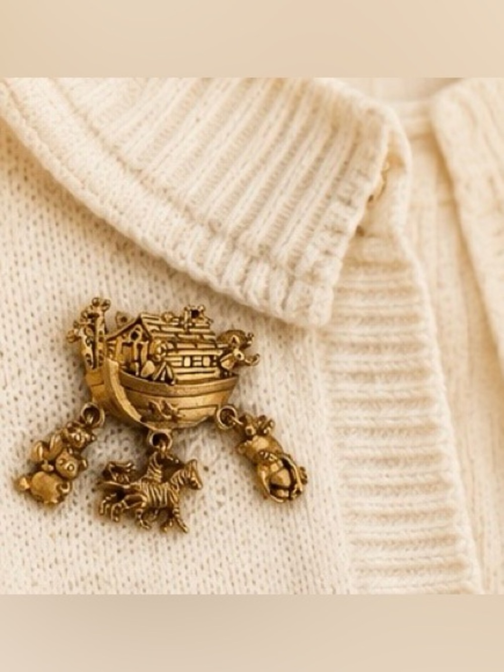 VINTAGE AVON Noah's Ark Brooch
Gold Tone Dangle Charm Pin - Picture 5 of 5